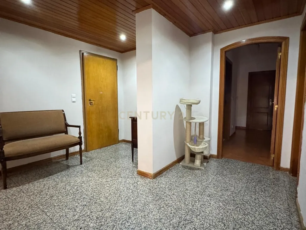 T4 com uma área de 150 m2 localizado em Massamá - Image 4